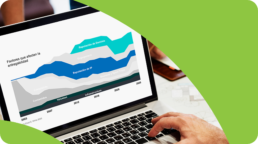 Laptop abierta mostrando gráfica mostrando el cambio de los factores que afectan la entregabilidad de emails a través de los años; una mano presiona una tecla del teclado, sobre fondo verde lima con corte diagonal.