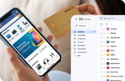 Persona sostiene un tel&eacute;fono con una tienda en l&iacute;nea abierta y una tarjeta bancaria, junto a una bandeja de Gmail con correos de Liverpool, Walmart, Mercado Libre, Coppel y otras marcas mexicanas de retail.